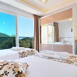 4 Bedroom With Seaviews Villa *