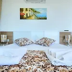 4 Bedroom With Seaviews Villa *