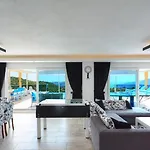 Вилла 4 Bedroom With Seaviews